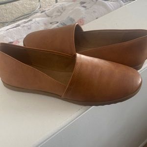 Style and co size 7 camel flats